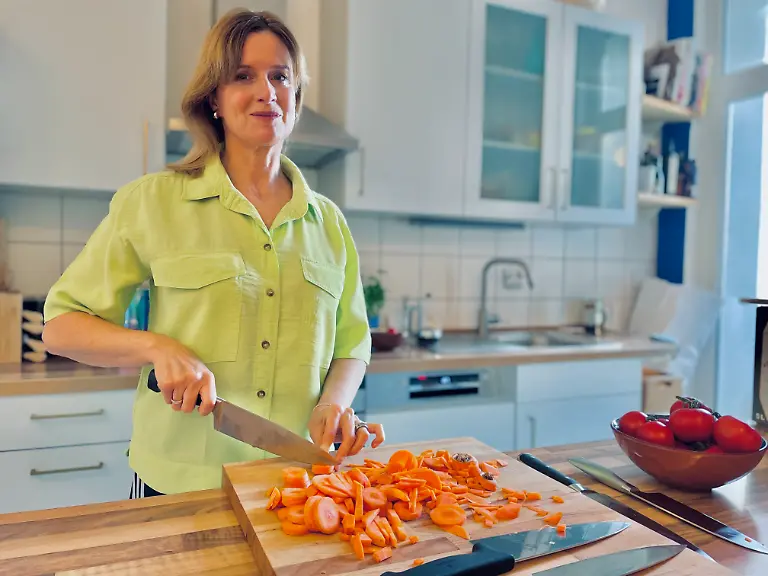 Autorin Maren Mangold im Küchemesser-Test schneidet Karotten